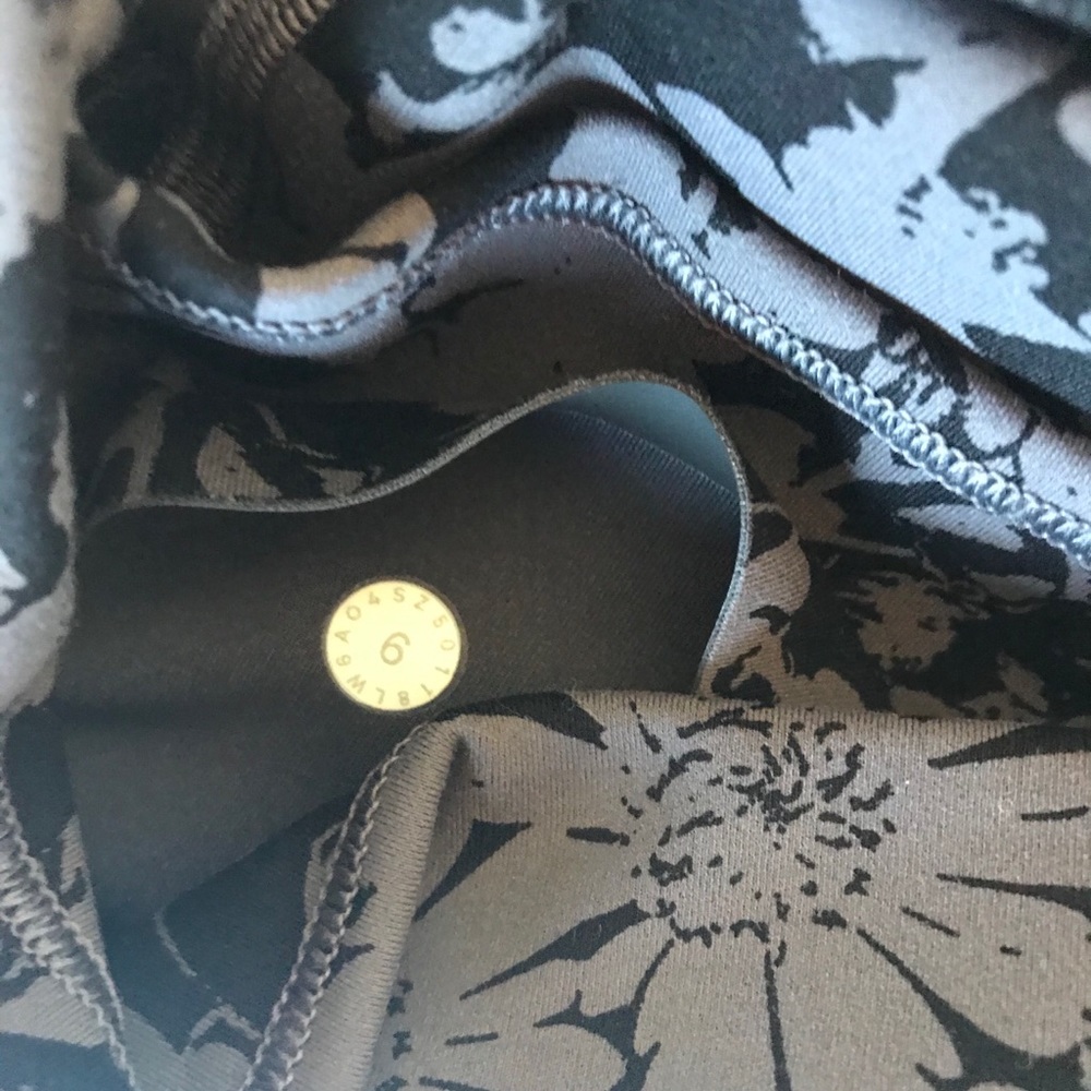 Lululemon In Movement Crop *Everlux 19" - Picture 7 of 7